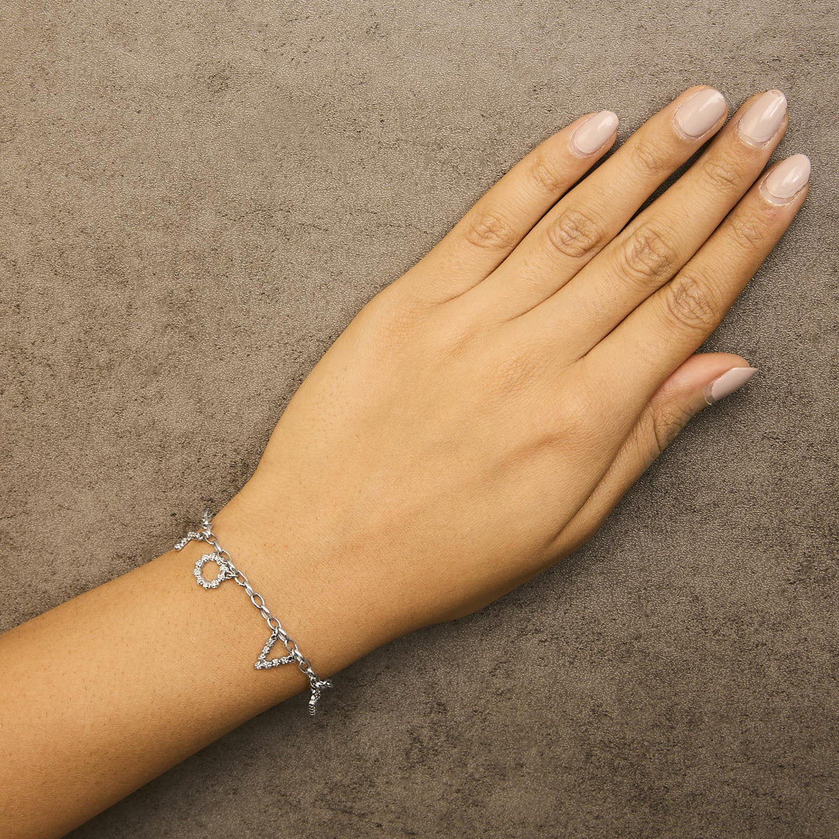 10k White Gold 1/6 Cttw Diamond "Love" Charm Cable Chain Bracelet (H-I Color, I1-I2 Clarity) - 7"