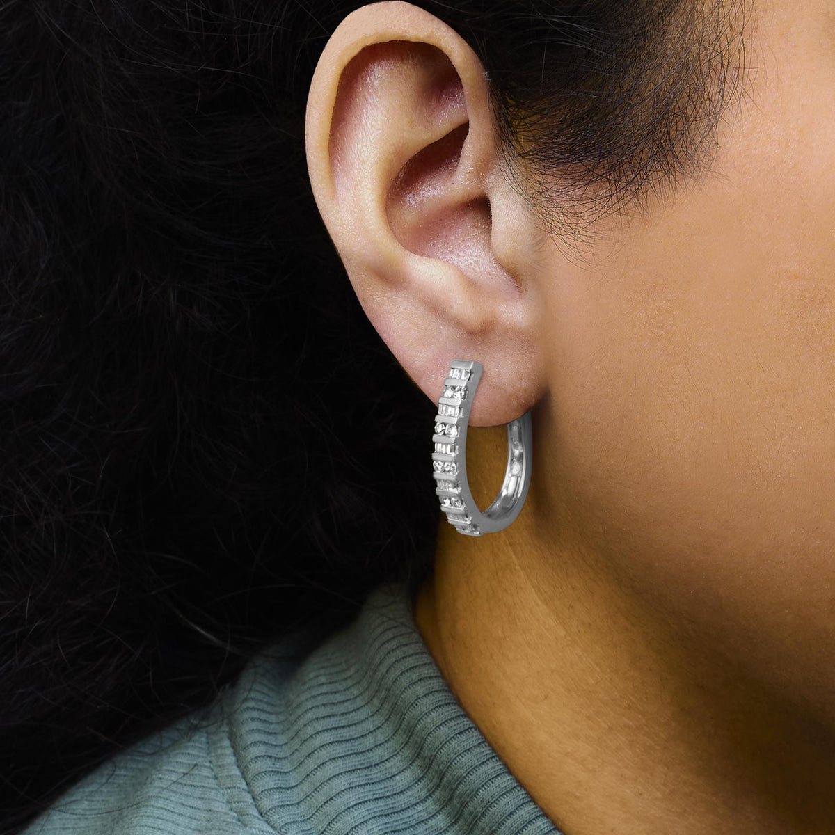 10K White Gold 1.0 Cttw Alternating  Diamond "U" Hoop Earrings (I-J Color, I2-I3 Clarity)